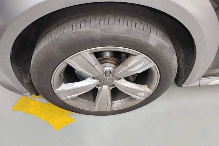 Used Audi A4 2014 40 TFSI allroad quattro plus version Left Front Wheel Hub