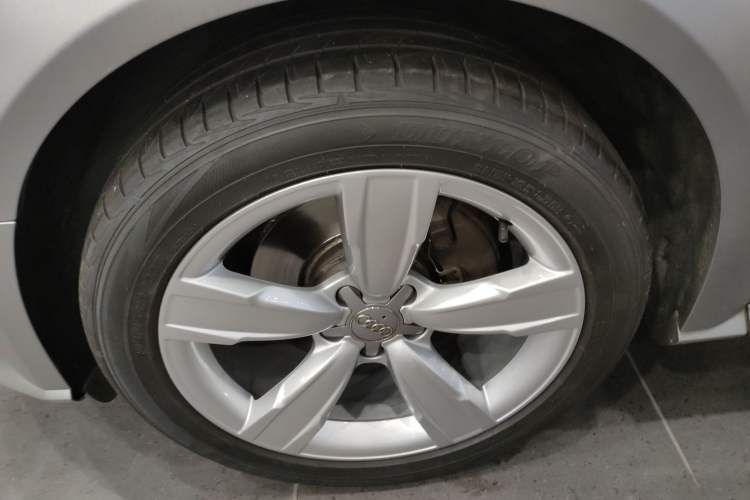 Used Audi A4 2014 40 TFSI allroad quattro plus version Left Front Wheel Hub