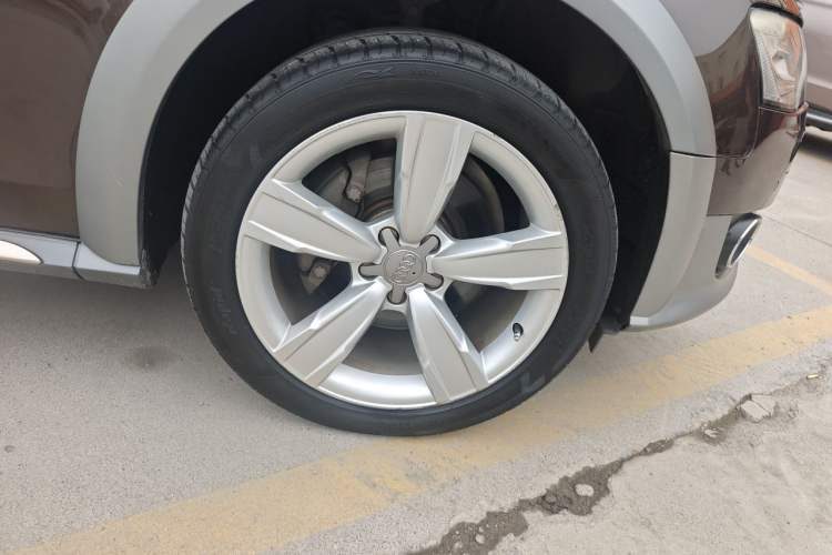 Used Audi A4 2014 40 TFSI allroad quattro plus version Right Front Wheel Hub