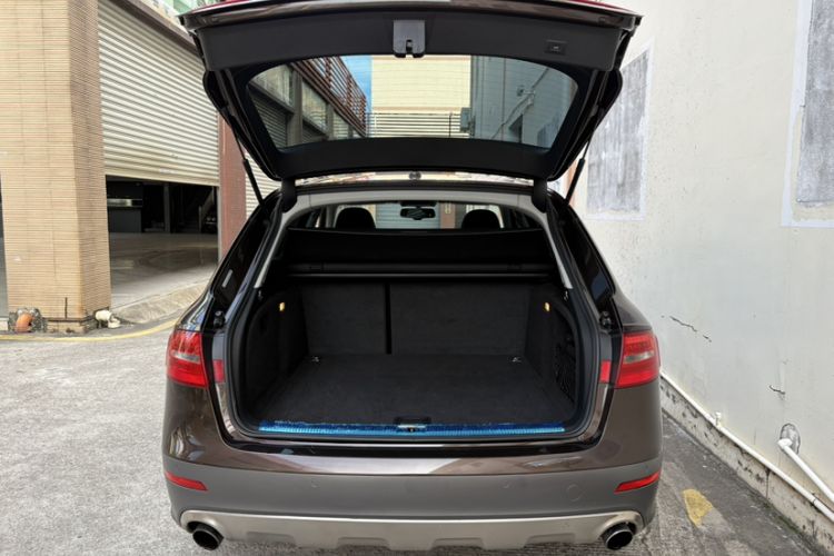 Used Audi A4 2014 40 TFSI allroad quattro plus version Trunk