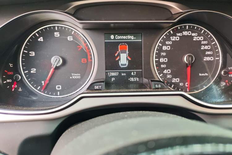 Used Audi A4 2014 40 TFSI allroad quattro plus version Odometer Close Up