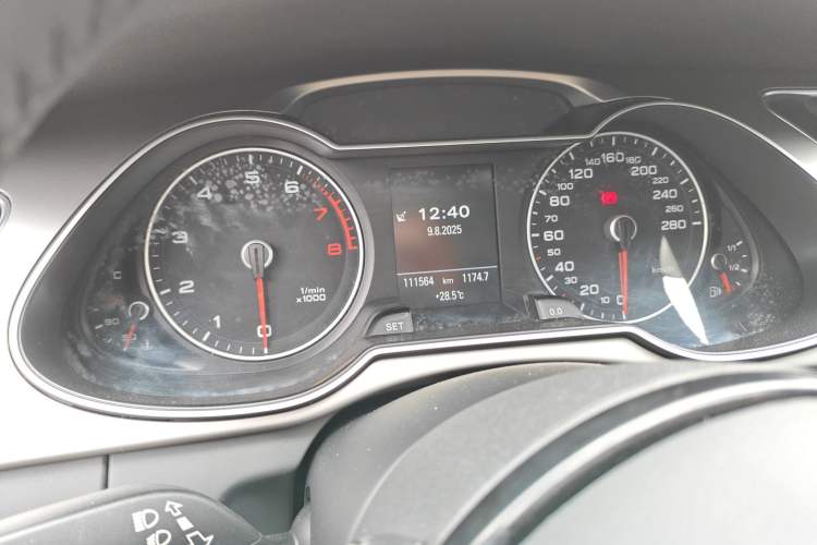 Used Audi A4 2014 40 TFSI allroad quattro Odometer Close Up