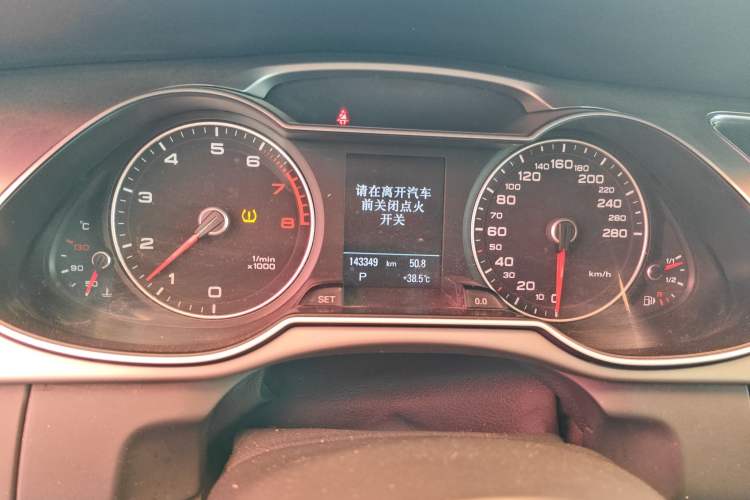 Used Audi A4 2014 40 TFSI allroad quattro Odometer Close Up