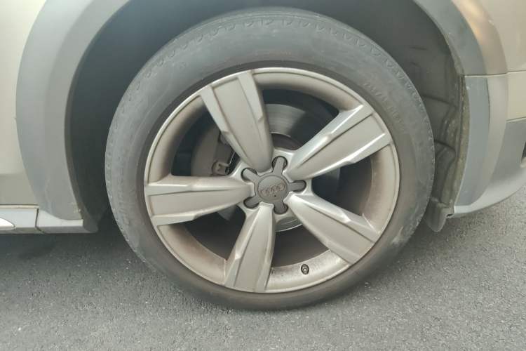 Used Audi A4 2014 40 TFSI allroad quattro plus version Right Front Wheel Hub