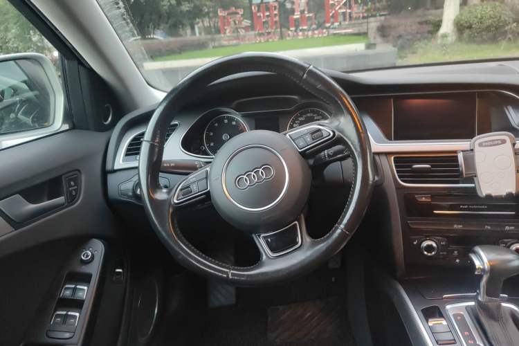 Used Audi A4 2014 40 TFSI allroad quattro plus version Steering Wheel
