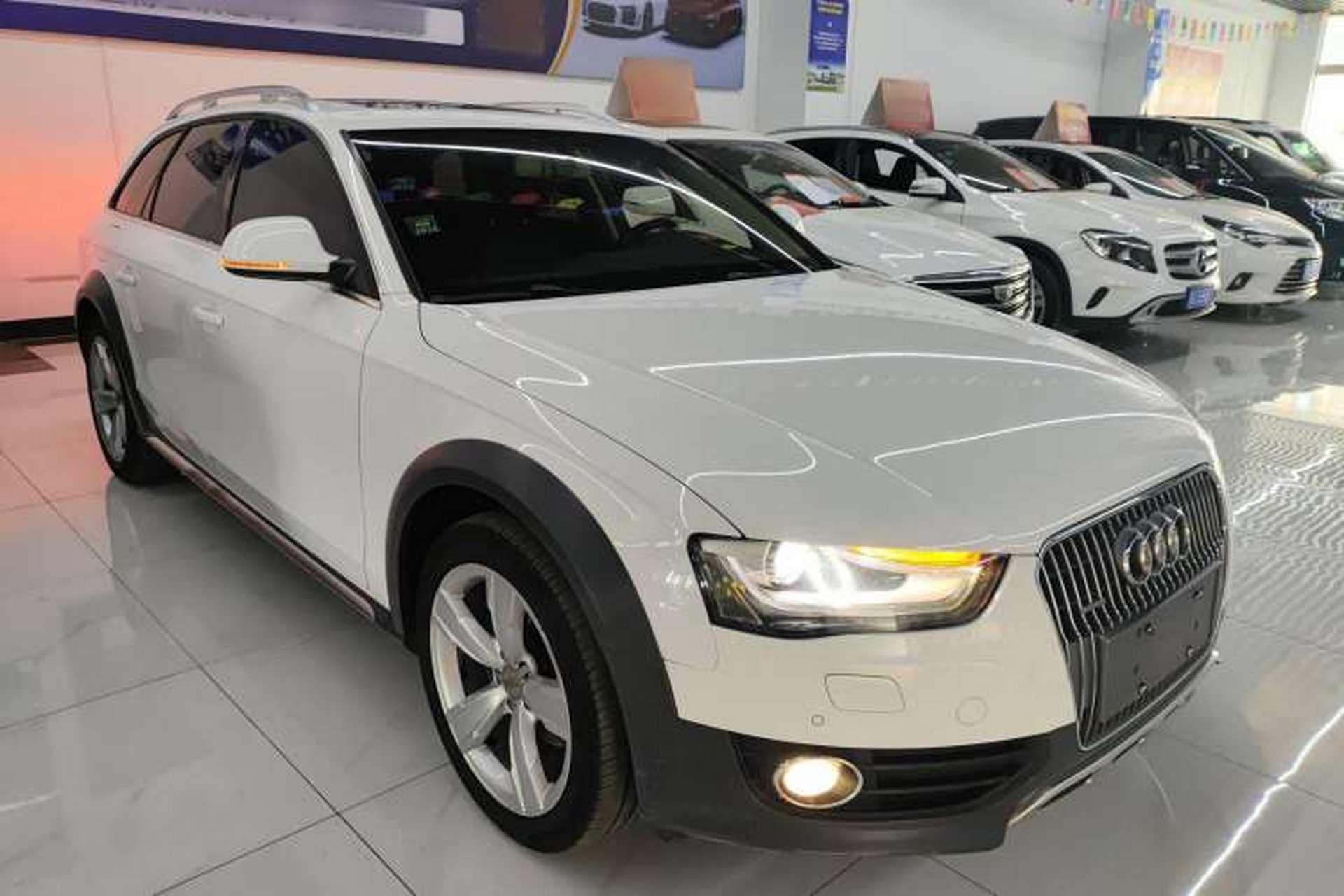 Used Audi A4 2014 40 TFSI allroad quattro plus version Front Right 45 Deg