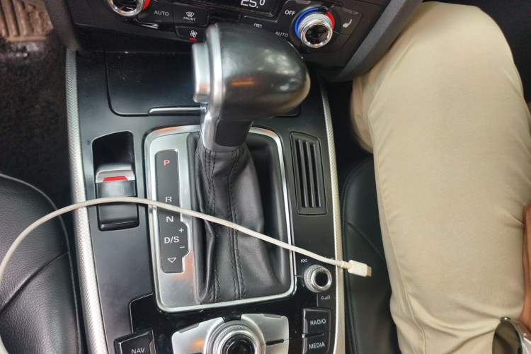 Used Audi A4 2014 40 TFSI allroad quattro plus version Gear Lever