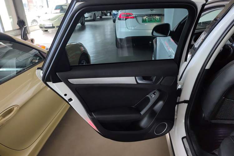 Used Audi A4 2014 40 TFSI allroad quattro plus version Interior 8