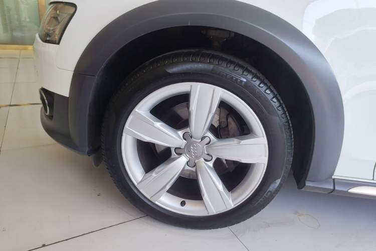 Used Audi A4 2014 40 TFSI allroad quattro plus version Left Front Wheel Hub