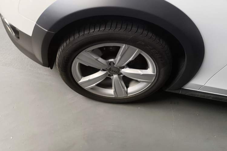 Used Audi A4 2014 40 TFSI allroad quattro plus version Left Front Wheel Hub