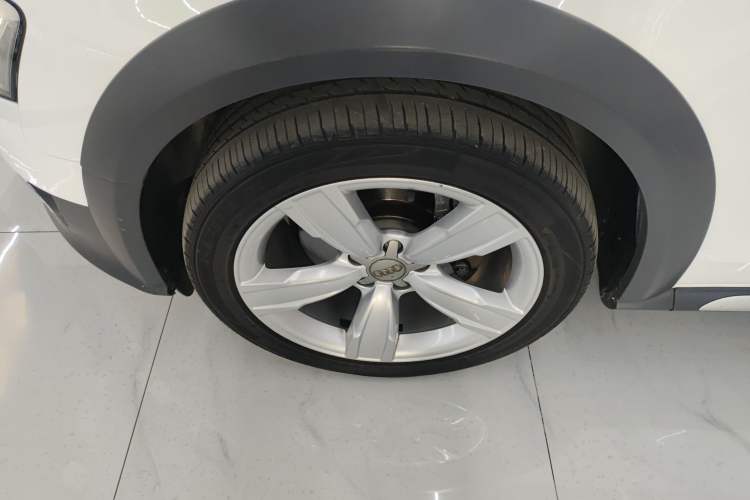 Used Audi A4 2014 40 TFSI allroad quattro plus version Left Front Wheel Hub
