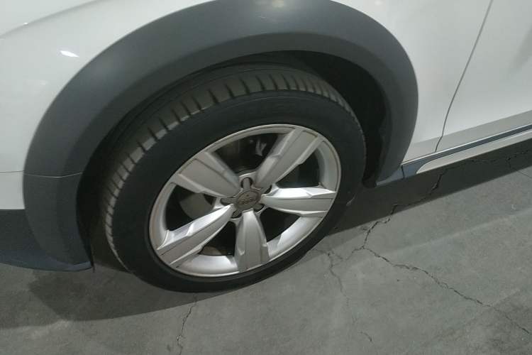 Used Audi A4 2014 40 TFSI allroad quattro plus version Left Front Wheel Hub