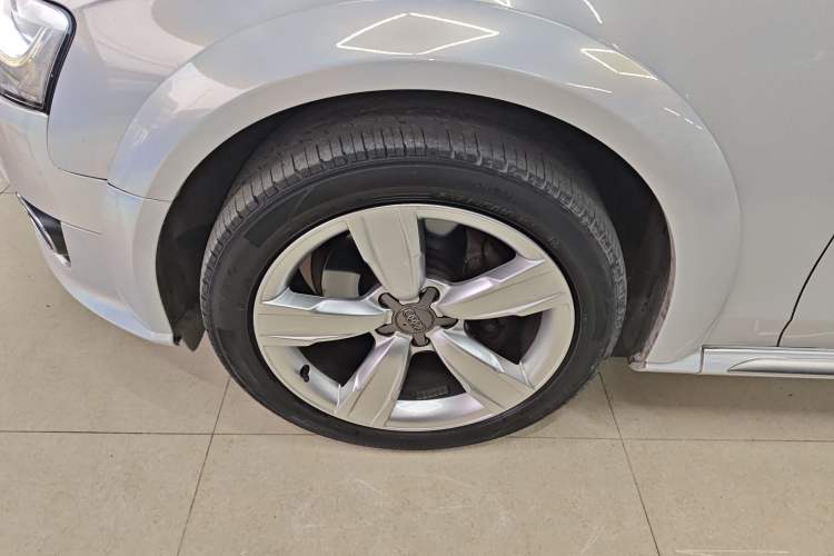 Used Audi A4 2014 40 TFSI allroad quattro plus version Left Front Wheel Hub