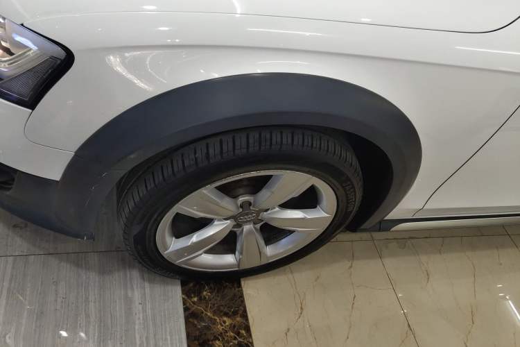 Used Audi A4 2014 40 TFSI allroad quattro plus version Left Front Wheel Hub