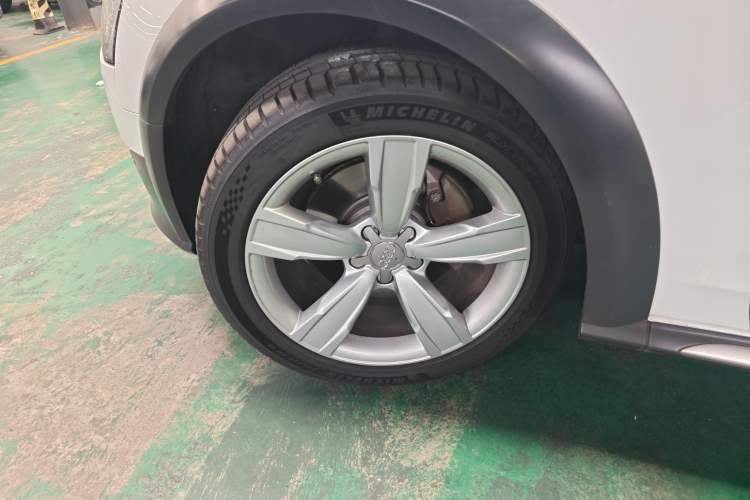Used Audi A4 2014 40 TFSI allroad quattro plus version Left Front Wheel Hub