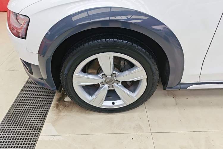 Used Audi A4 2014 40 TFSI allroad quattro plus version Left Front Wheel Hub