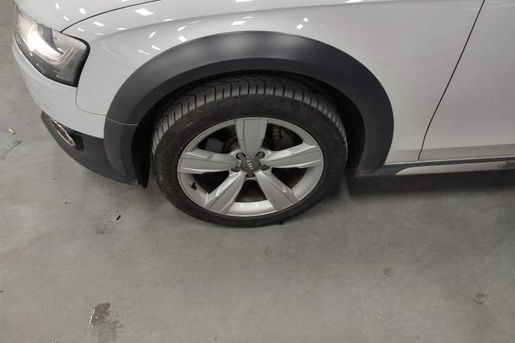 Used Audi A4 2014 40 TFSI allroad quattro plus version Left Front Wheel Hub