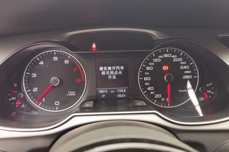 Used Audi A4 2014 40 TFSI allroad quattro plus version Odometer Close Up