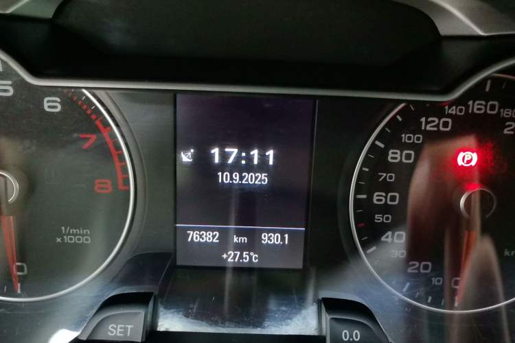 Used Audi A4 2014 40 TFSI allroad quattro plus version Odometer Close Up
