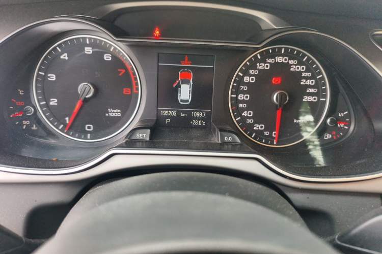 Used Audi A4 2014 40 TFSI allroad quattro plus version Odometer Close Up