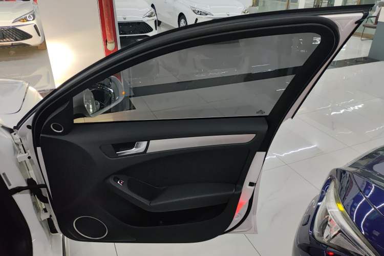 Used Audi A4 2014 40 TFSI allroad quattro plus version Right Front Door Interior