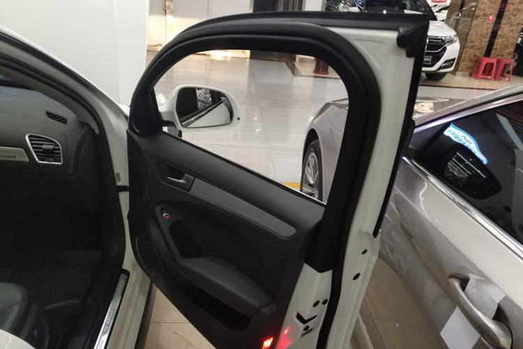 Used Audi A4 2014 40 TFSI allroad quattro plus version Right Front Door Interior