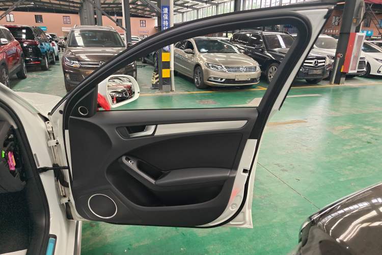 Used Audi A4 2014 40 TFSI allroad quattro plus version Right Front Door Interior