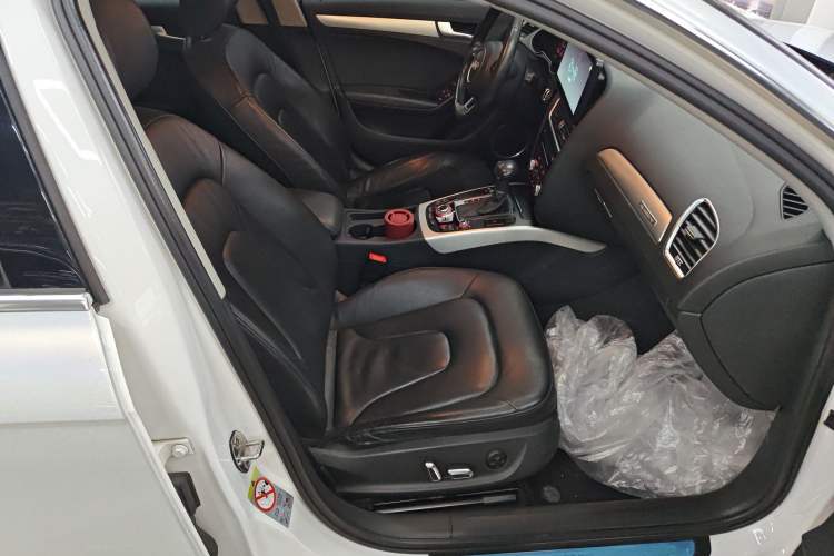 Used Audi A4 2014 40 TFSI allroad quattro plus version Right Front Seat