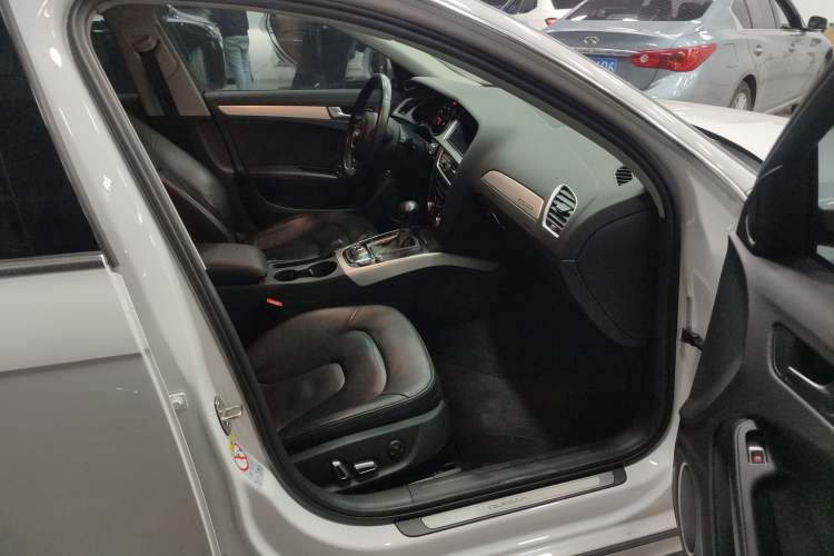 Used Audi A4 2014 40 TFSI allroad quattro plus version Right Front Seat