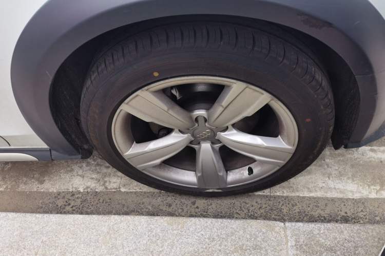 Used Audi A4 2014 40 TFSI allroad quattro plus version Right Front Wheel Hub