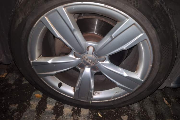 Used Audi A4 2014 40 TFSI allroad quattro plus version Right Front Wheel Hub