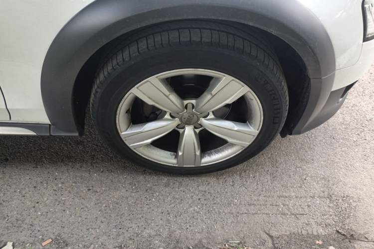 Used Audi A4 2014 40 TFSI allroad quattro plus version Right Front Wheel Hub