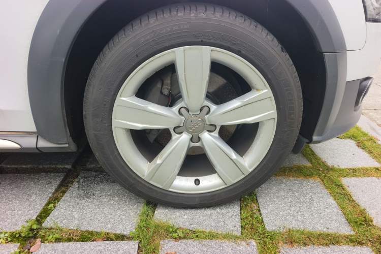 Used Audi A4 2014 40 TFSI allroad quattro plus version Right Front Wheel Hub