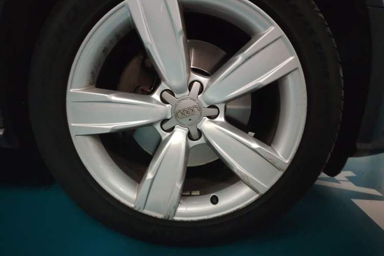 Used Audi A4 2014 40 TFSI allroad quattro plus version Right Front Wheel Hub
