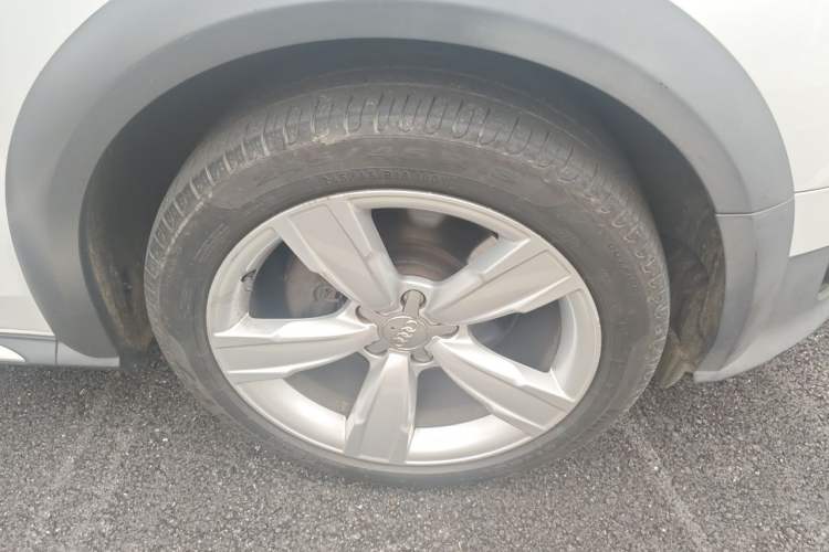 Used Audi A4 2014 40 TFSI allroad quattro plus version Right Front Wheel Hub