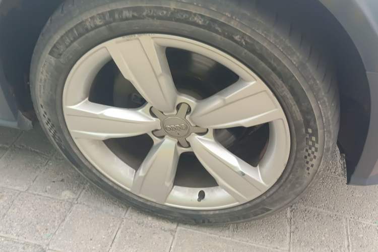 Used Audi A4 2014 40 TFSI allroad quattro plus version Right Front Wheel Hub