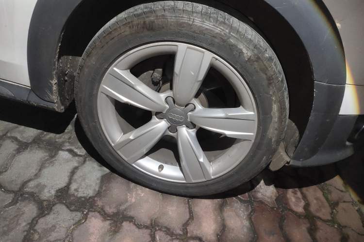 Used Audi A4 2014 40 TFSI allroad quattro plus version Right Front Wheel Hub