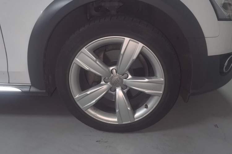 Used Audi A4 2014 40 TFSI allroad quattro plus version Right Front Wheel Hub