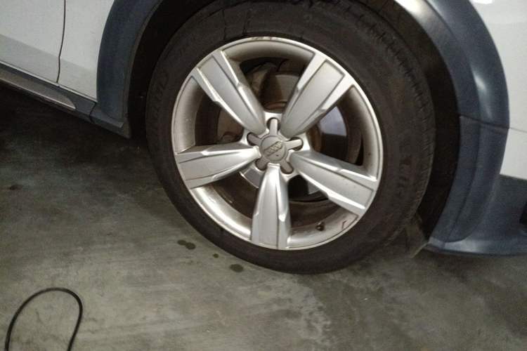 Used Audi A4 2014 40 TFSI allroad quattro plus version Right Front Wheel Hub