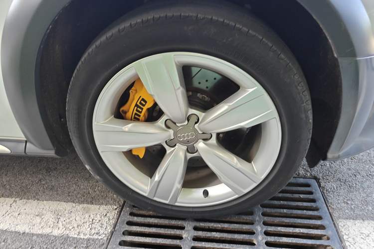 Used Audi A4 2014 40 TFSI allroad quattro plus version Right Front Wheel Hub