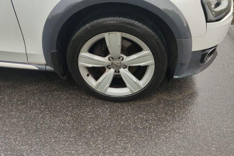 Used Audi A4 2014 40 TFSI allroad quattro plus version Right Front Wheel Hub