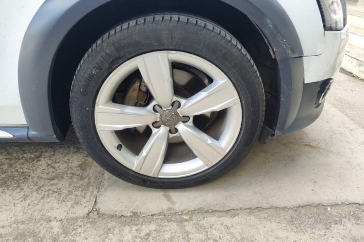 Used Audi A4 2014 40 TFSI allroad quattro plus version Right Front Wheel Hub