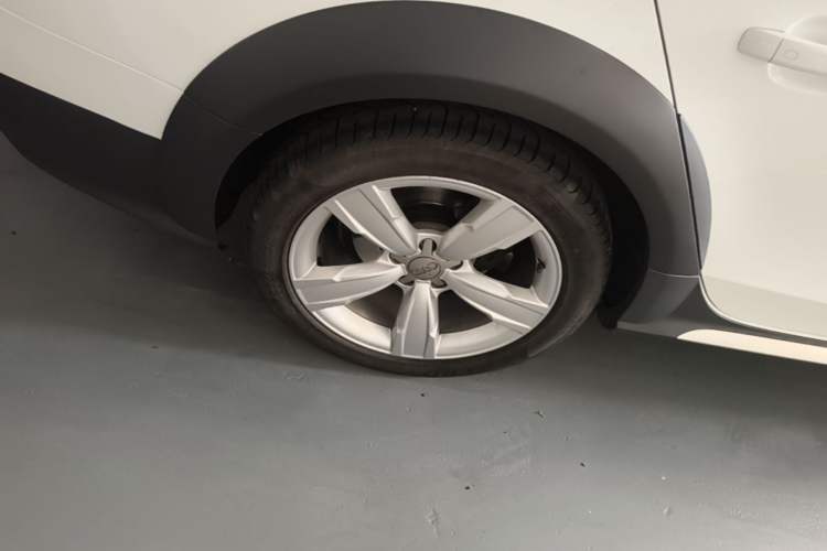 Used Audi A4 2014 40 TFSI allroad quattro plus version Right Rear Wheel Hub
