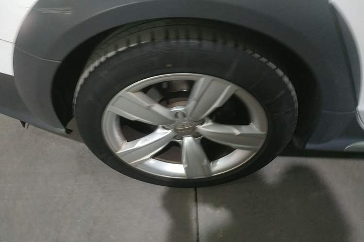 Used Audi A4 2014 40 TFSI allroad quattro plus version Right Rear Wheel Hub
