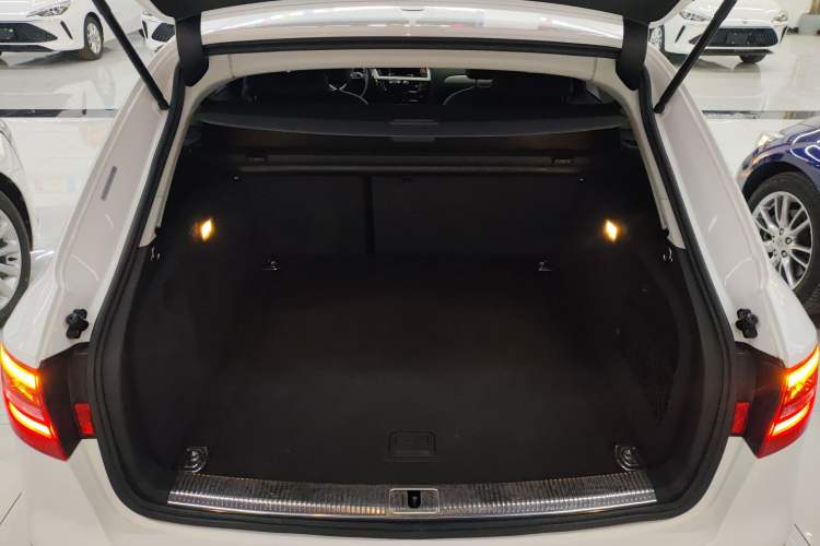 Used Audi A4 2014 40 TFSI allroad quattro plus version Trunk