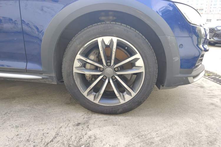 Used Audi A4 2017 45 TFSI allroad quattro Sport model Right Front Wheel Hub