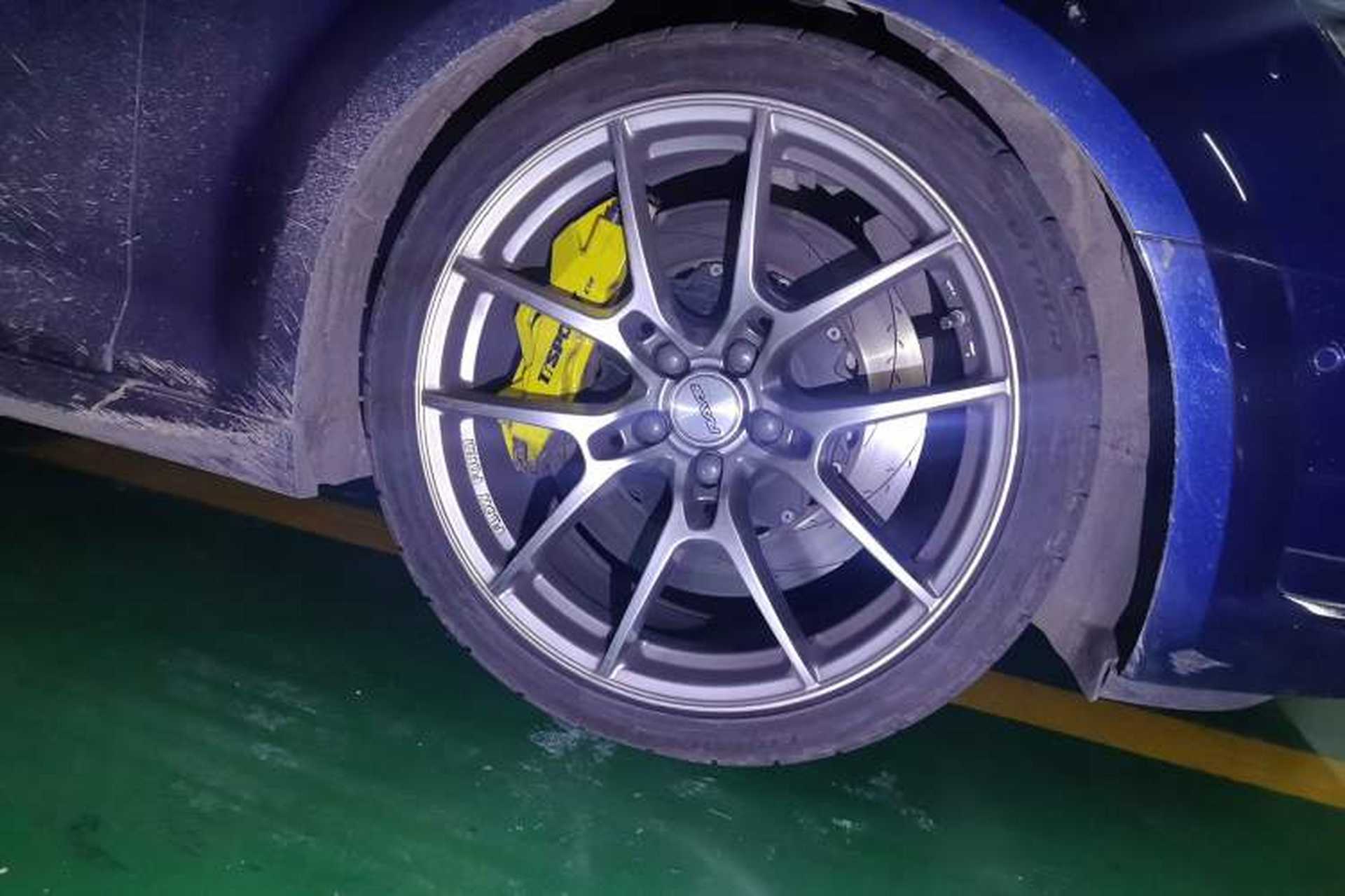 Used Audi A4 2017 45 TFSI allroad quattro Sport model Right Front Wheel Hub