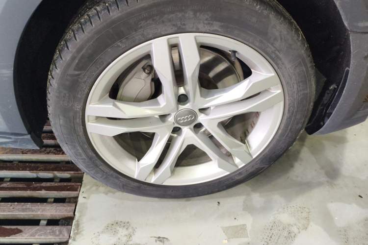 Used Audi A4 2017 45 TFSI allroad quattro Fashion Edition Right Front Wheel Hub