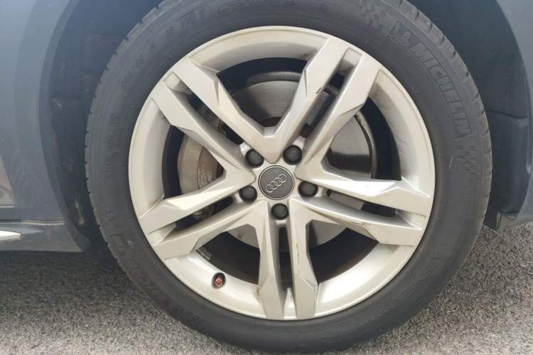 Used Audi A4 2017 45 TFSI allroad quattro Fashion Edition Right Front Wheel Hub