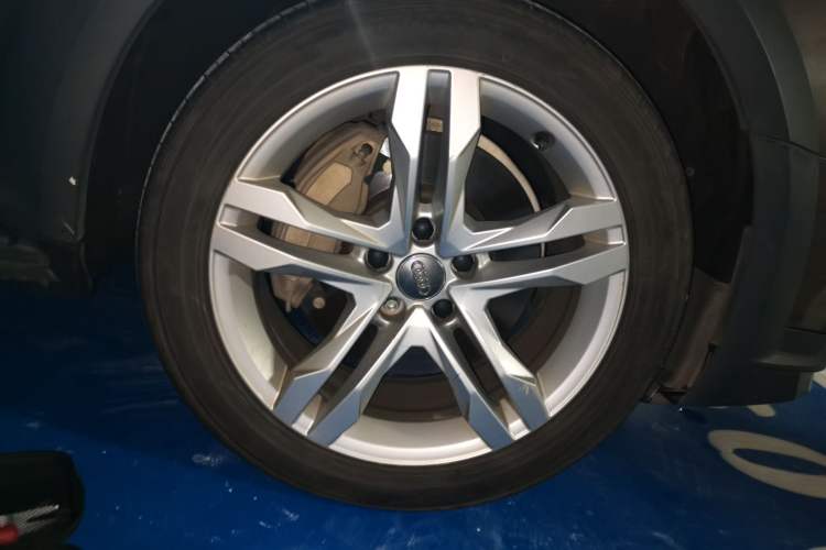 Used Audi A4 2017 45 TFSI allroad quattro Fashion Edition Right Front Wheel Hub